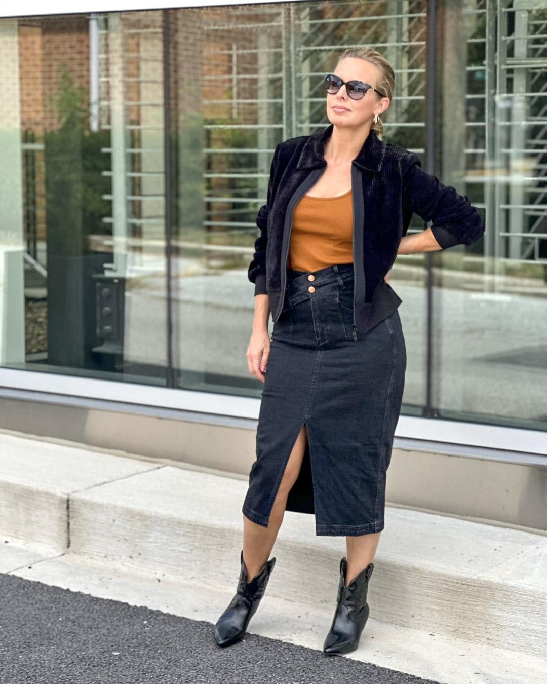 Black denim midi skirt outfit best sale